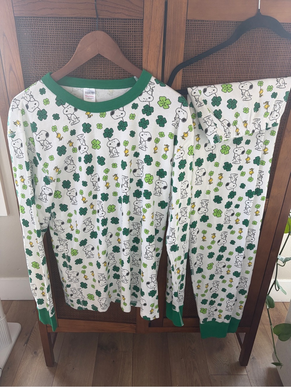 Hanna Andersson Peanuts White & Green Snoopy Four Leaf Clover Adult Pajama Set
